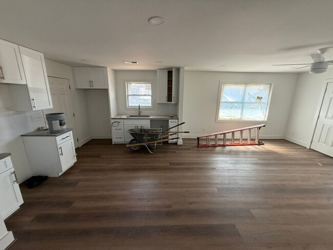 Building Photo - 2 bed, 1 bath, 1 level with large yard