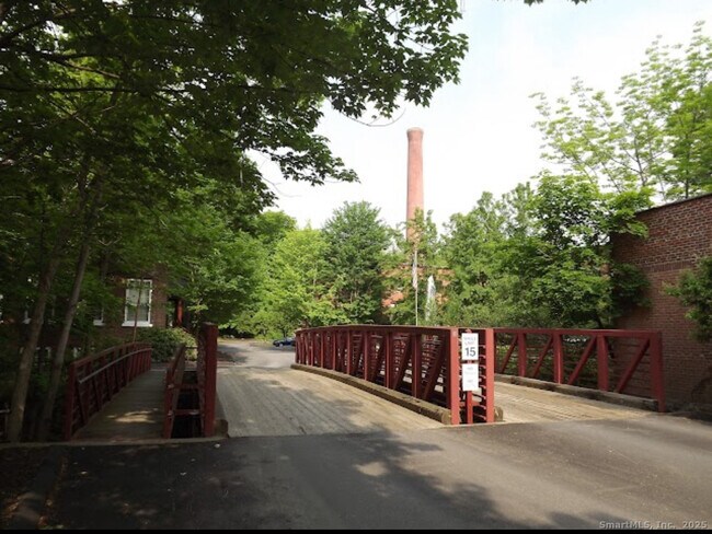 Building Photo - 839 Main St