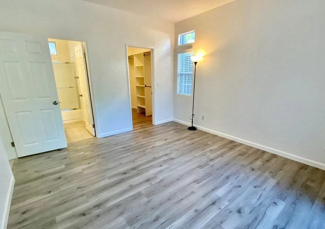Building Photo - Fabulous Canyon Meadows Condo - Move-In Re...
