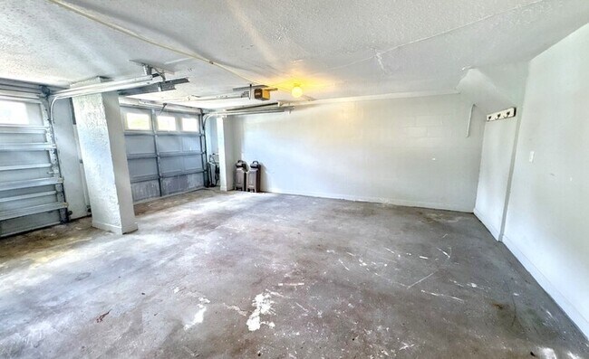 Building Photo - 13963 Lake Point Dr