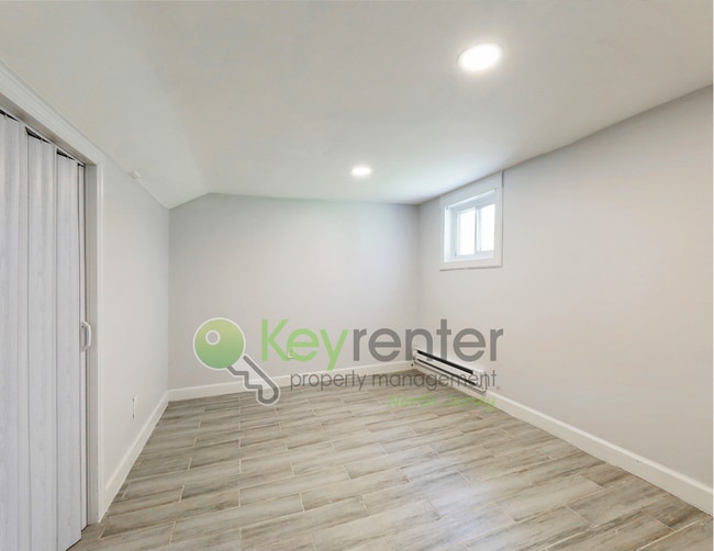 Building Photo - Spacious 3-Bedroom, 2-Bath Apartment with ...