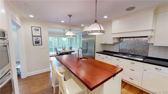 Building Photo - 225 S Barry Ave