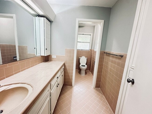 Building Photo - 425 Zephyr Dr