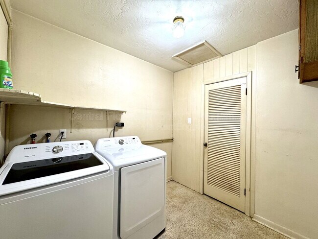 Building Photo - 1074 Gerona Ave