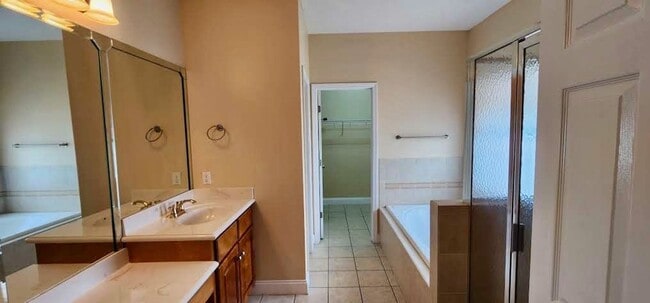 Building Photo - Great Home and Location-Available Now!
