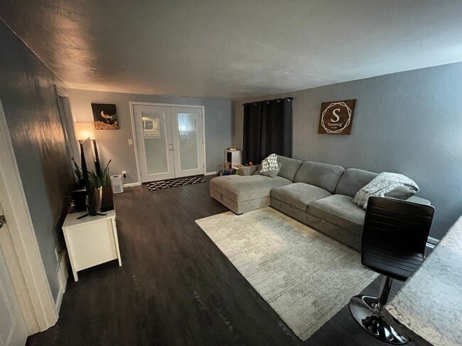 Building Photo - Beautifully updated with modern upgrades and cozy charm. PETS WELCOME