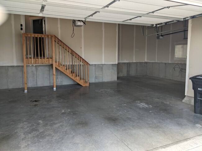 Building Photo - 889 E 600 N