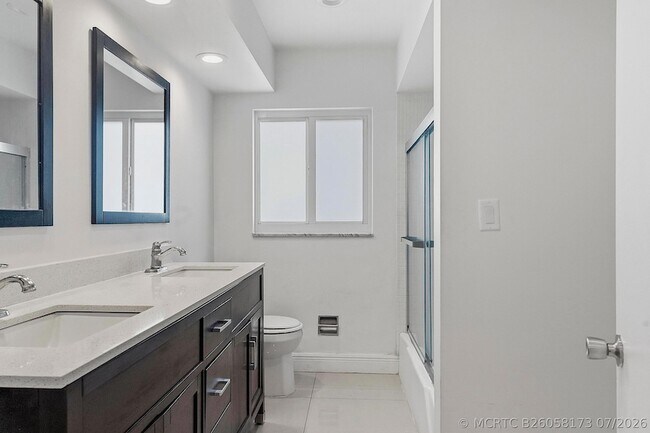 Building Photo - 2910 NE 40th Ct