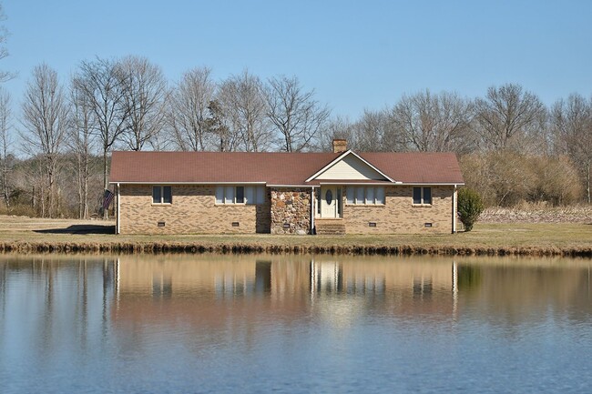 Building Photo - Brick Home in Dresden with Stunning Backya...