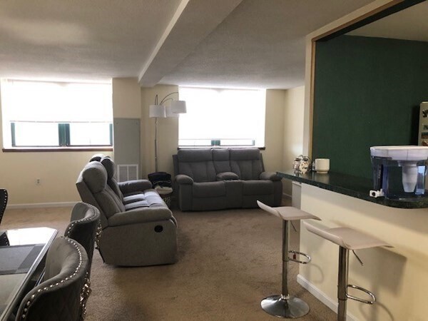 Building Photo - 200 Market St