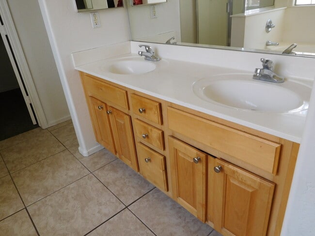 Building Photo - Lovely Single level with 4 Bed ,2 Bath and 3 Car Garage!