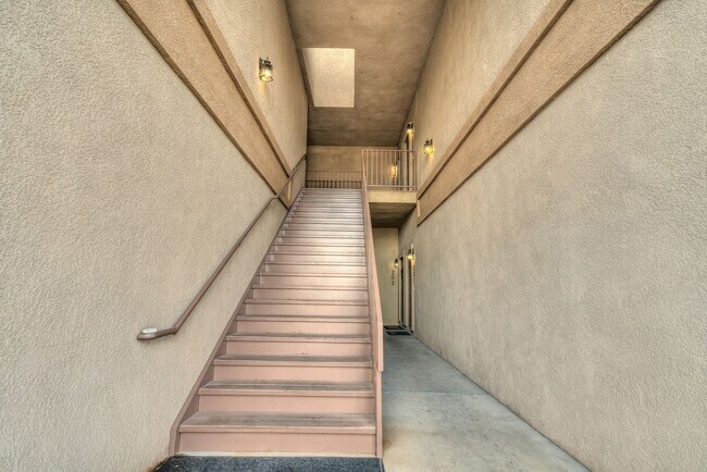 Building Photo - 2 bedroom Townhome near Bear Creek Park