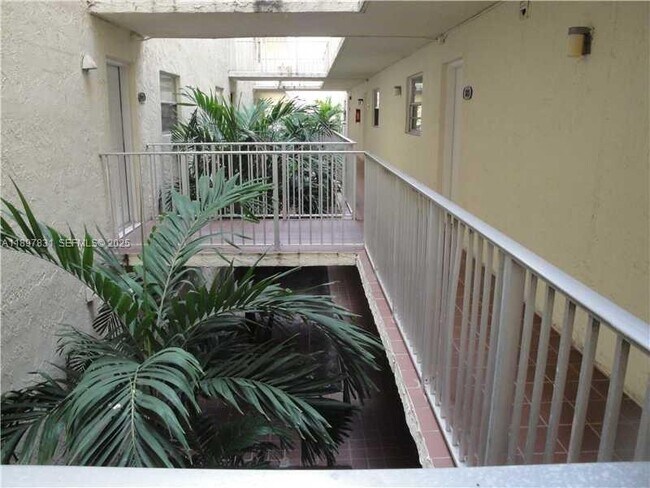 Building Photo - 10000 NW 80th Ct