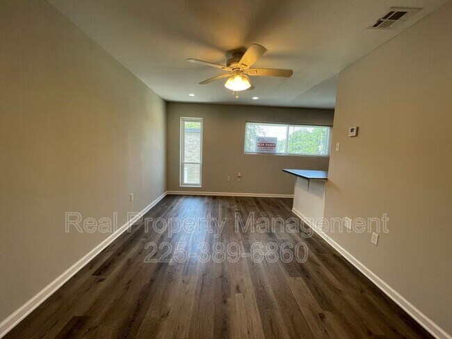 Building Photo - 1137 W Chimes St