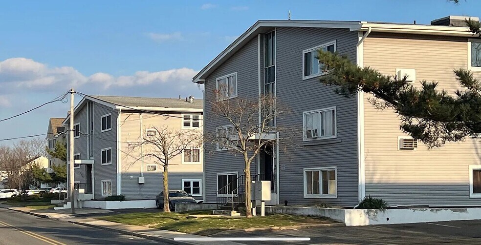 Building Photo - 544 Beachway Ave