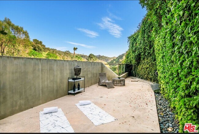 Building Photo - 3685 Mandeville Canyon Rd