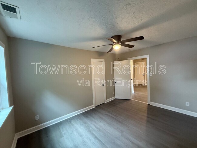 Building Photo - 807 Branson St