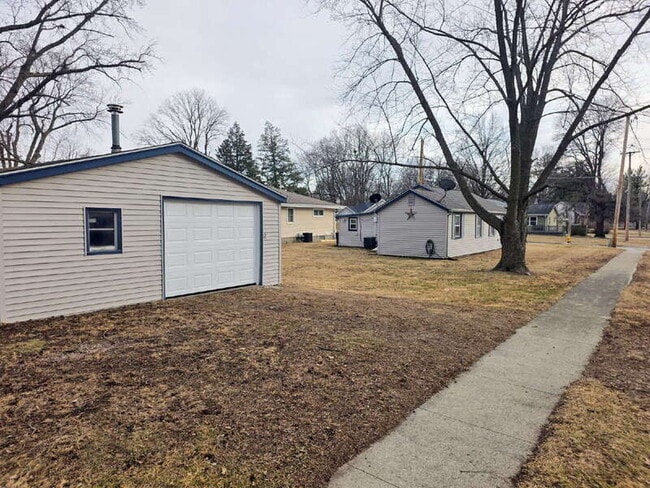 Building Photo - 1526 Rapids St