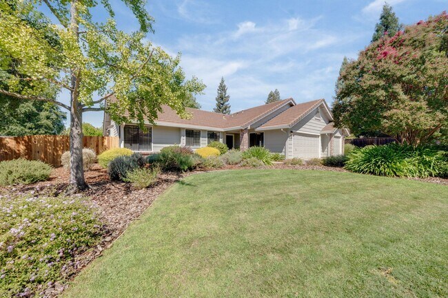 Building Photo - Bright and Stylish 4BD/2BA Home with 3 Car...
