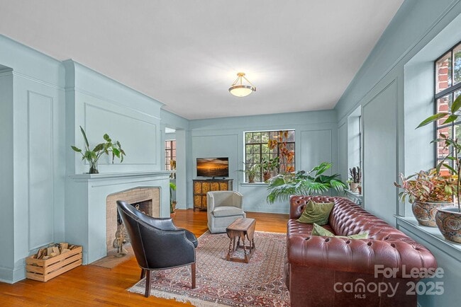 Primary Photo - 301 W 10th St