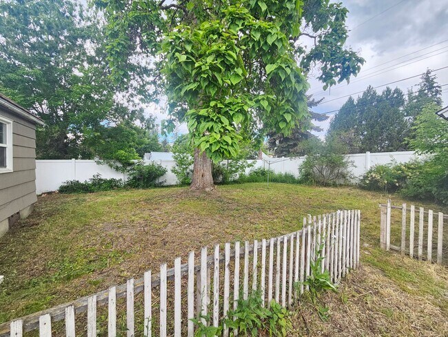 Building Photo - $1,895 - 3 Bed / 1 Bath Vintage Bungalow In North Spokane