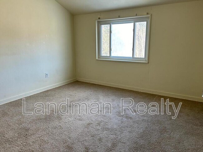 Building Photo - 464 Elias Dr