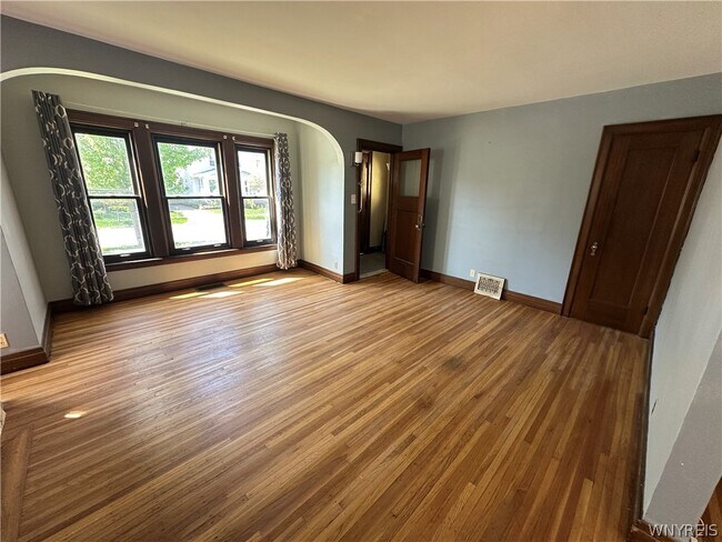 Building Photo - 52 Kenwood Rd