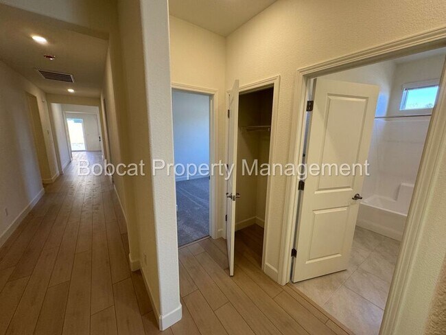 Building Photo - 1484 W Sunset Way