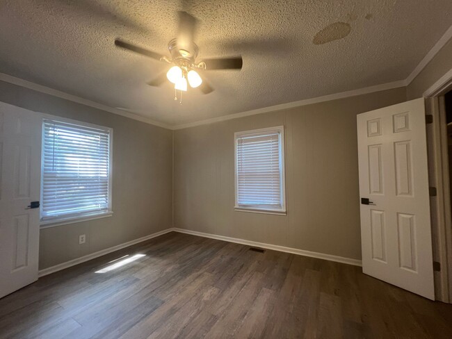 Building Photo - *Just reduced & Move-in ready! **$395 move...