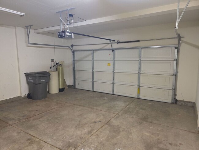 Building Photo - Love living near the Beach into this spacious 5 bedroom home