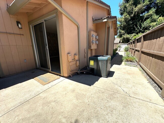 Building Photo - Conveniently located condo in Modesto