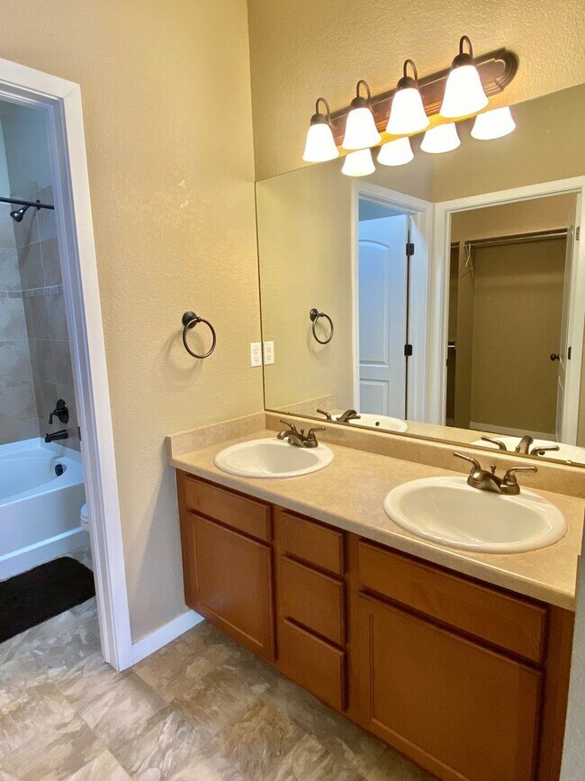 Building Photo - Fantastic 2 Bedroom, 2 Bath Ground Level C...