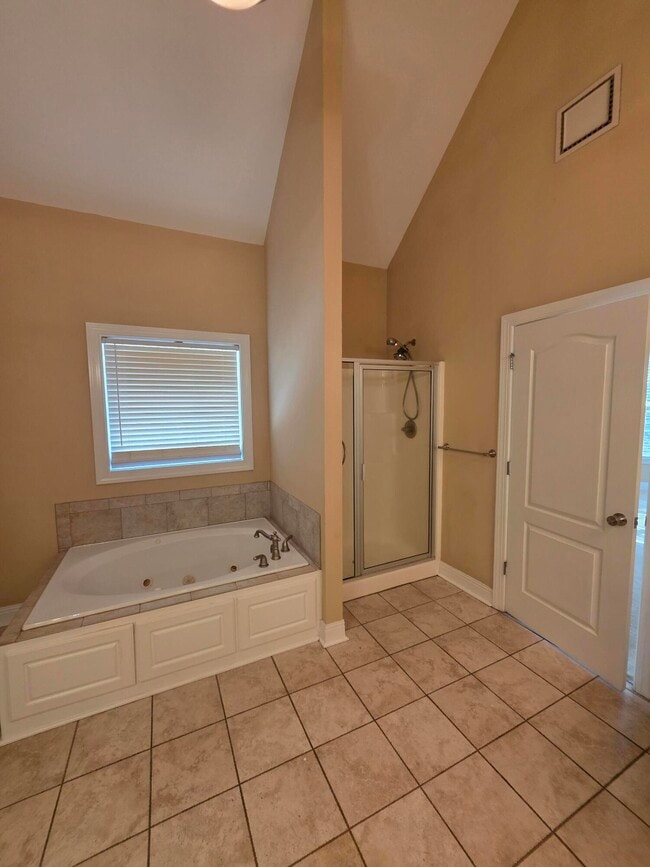 Building Photo - 306 Lochleven Ct