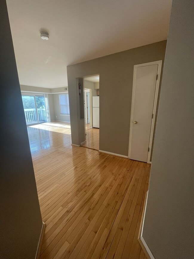 Building Photo - Three Bedroom Two Bath Condo | Laundry, Parking, & Central AC