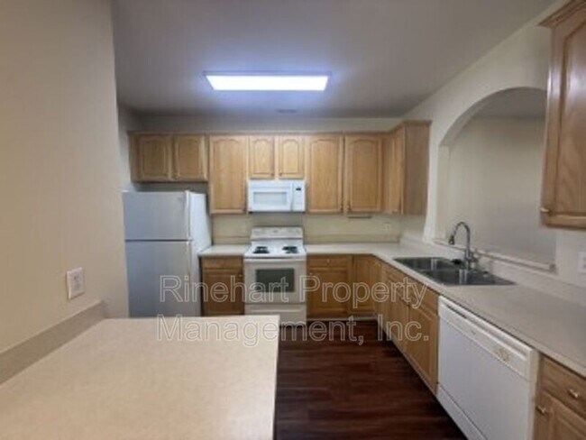 Building Photo - 2413 Woodridge Dr