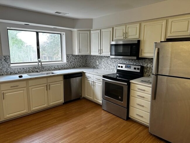 Building Photo - 3 Bedroom Condo in Southfield