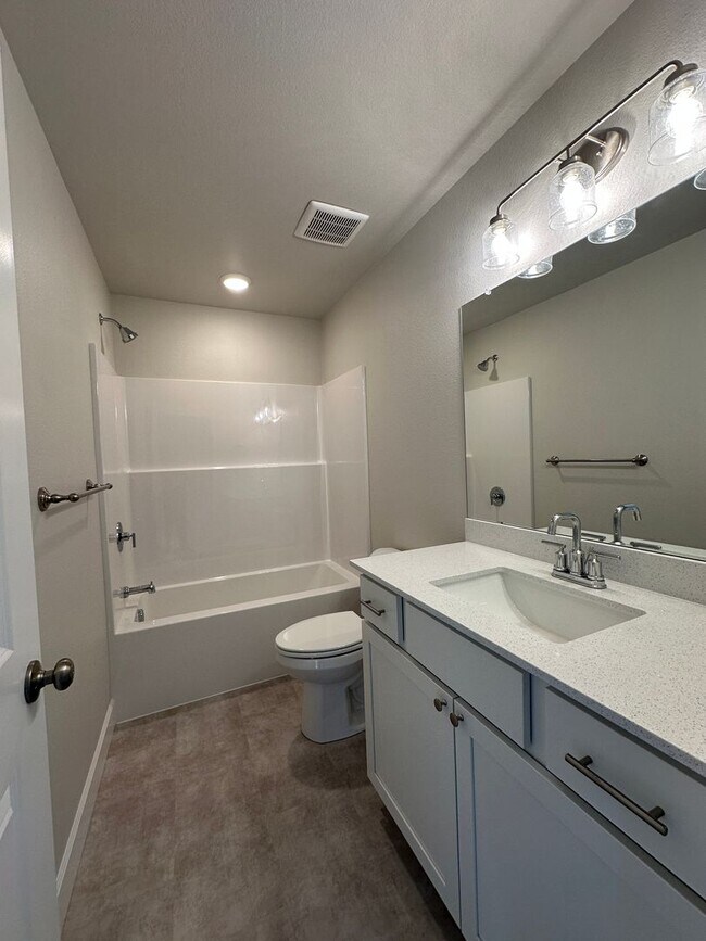 Building Photo - Welcome to this brand-new 3-bedroom, 2.5-bath home located in NW Redmond, OR.