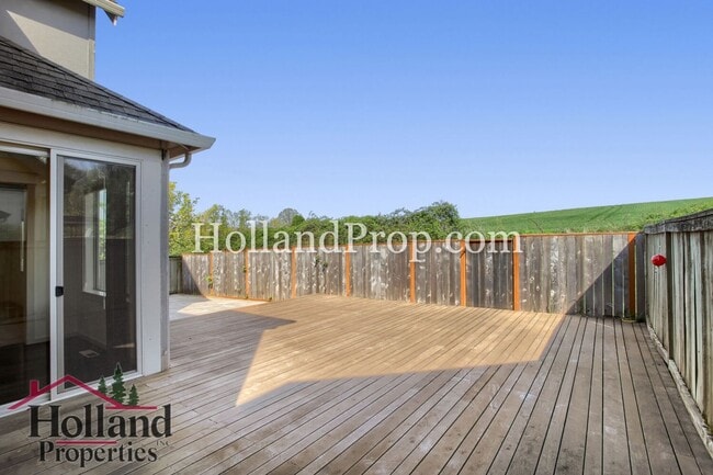Building Photo - Spacious 4-Bedroom Portland Home with Fenced Yard, Fireplace & Modern Finishes!