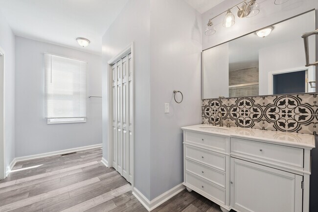 Building Photo - 305 N Graham**