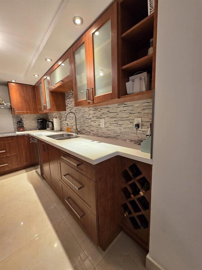 Building Photo - 9225 Collins Ave