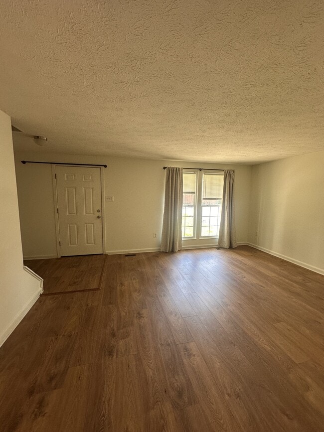 Building Photo - 445 Heather Ridge Dr