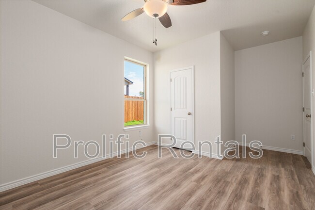 Building Photo - 111 Logan Ct