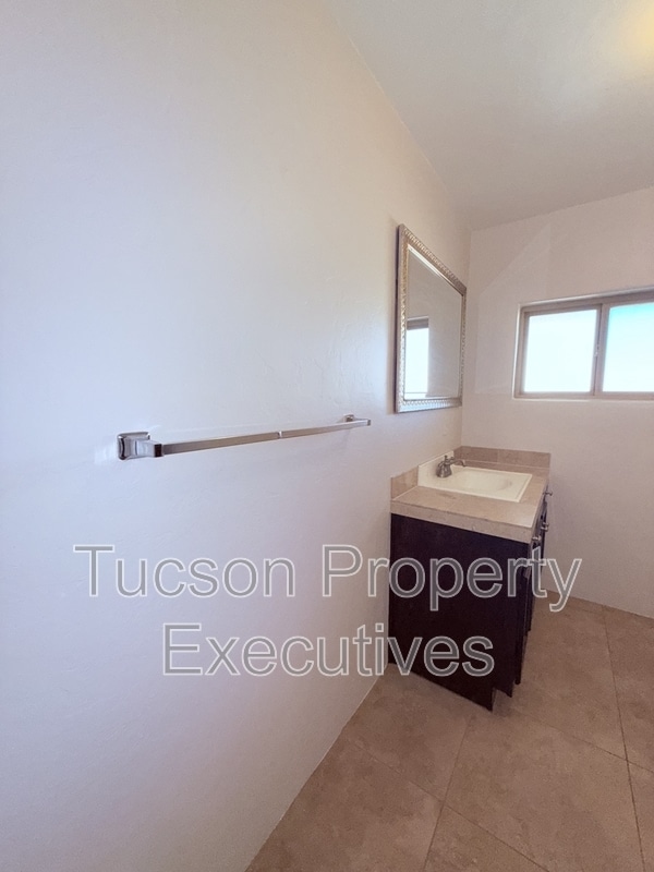 Building Photo - 2925 N Estrella Ave