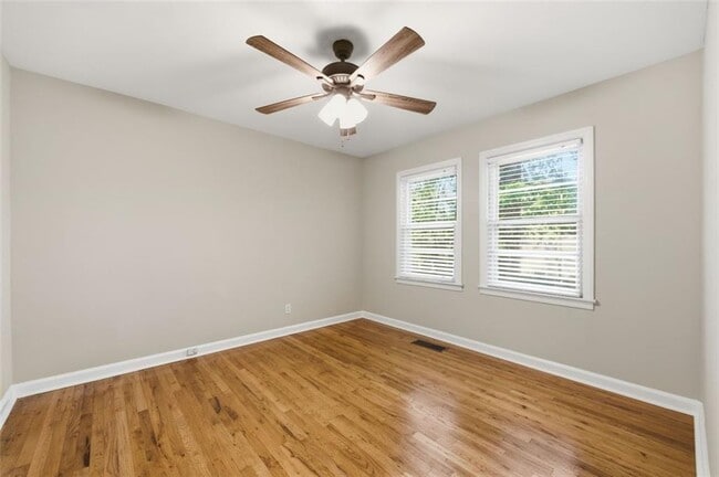 Building Photo - 1003 Valley Dr