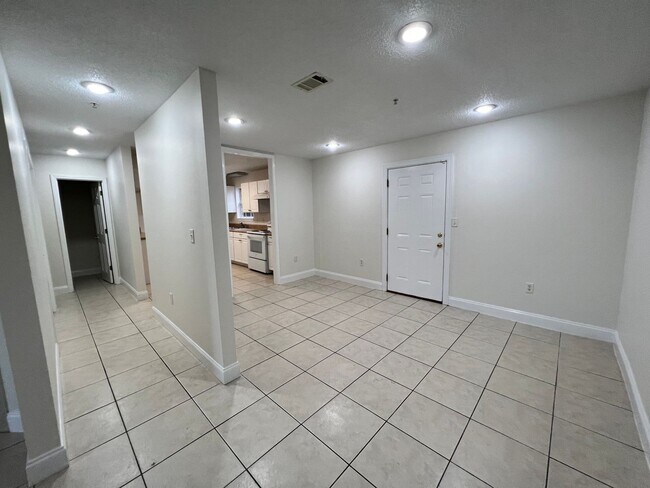 Building Photo - Central Crestview Location