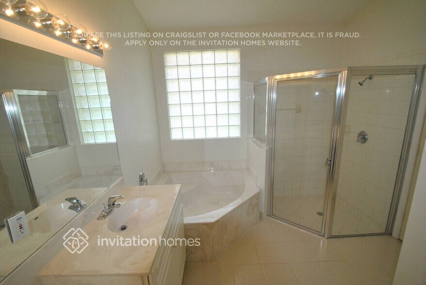 Building Photo - 9496 Lago Dr