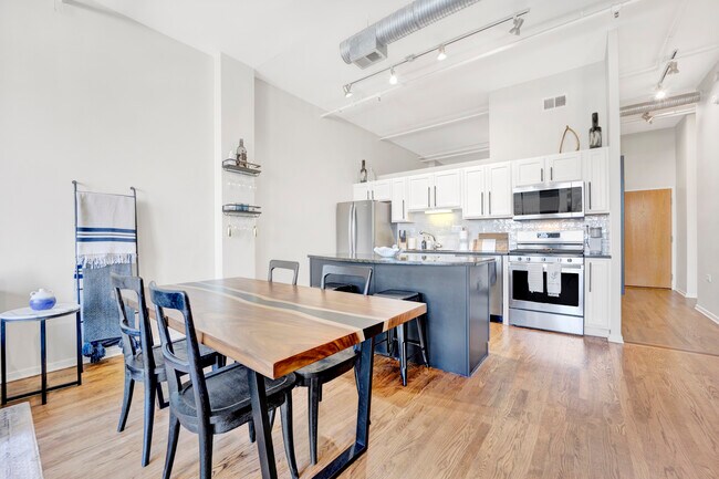 Building Photo - 360 W Illinois St