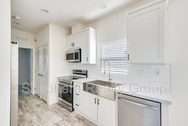 Building Photo - 15914 Dauchy Ave