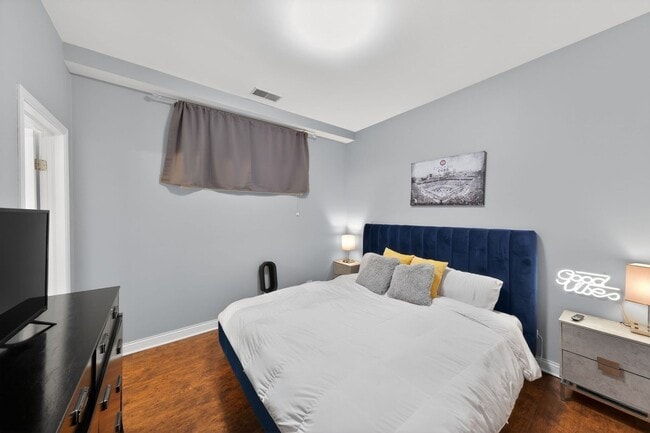 Building Photo - 724 W Briar Pl