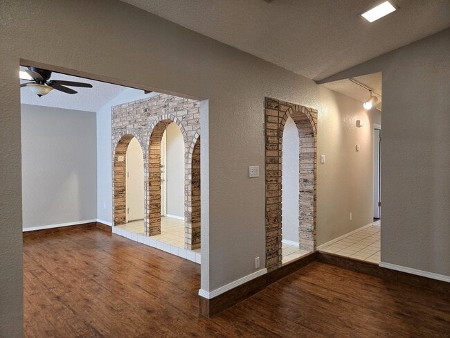 Building Photo - 3/2 Hewitt Home